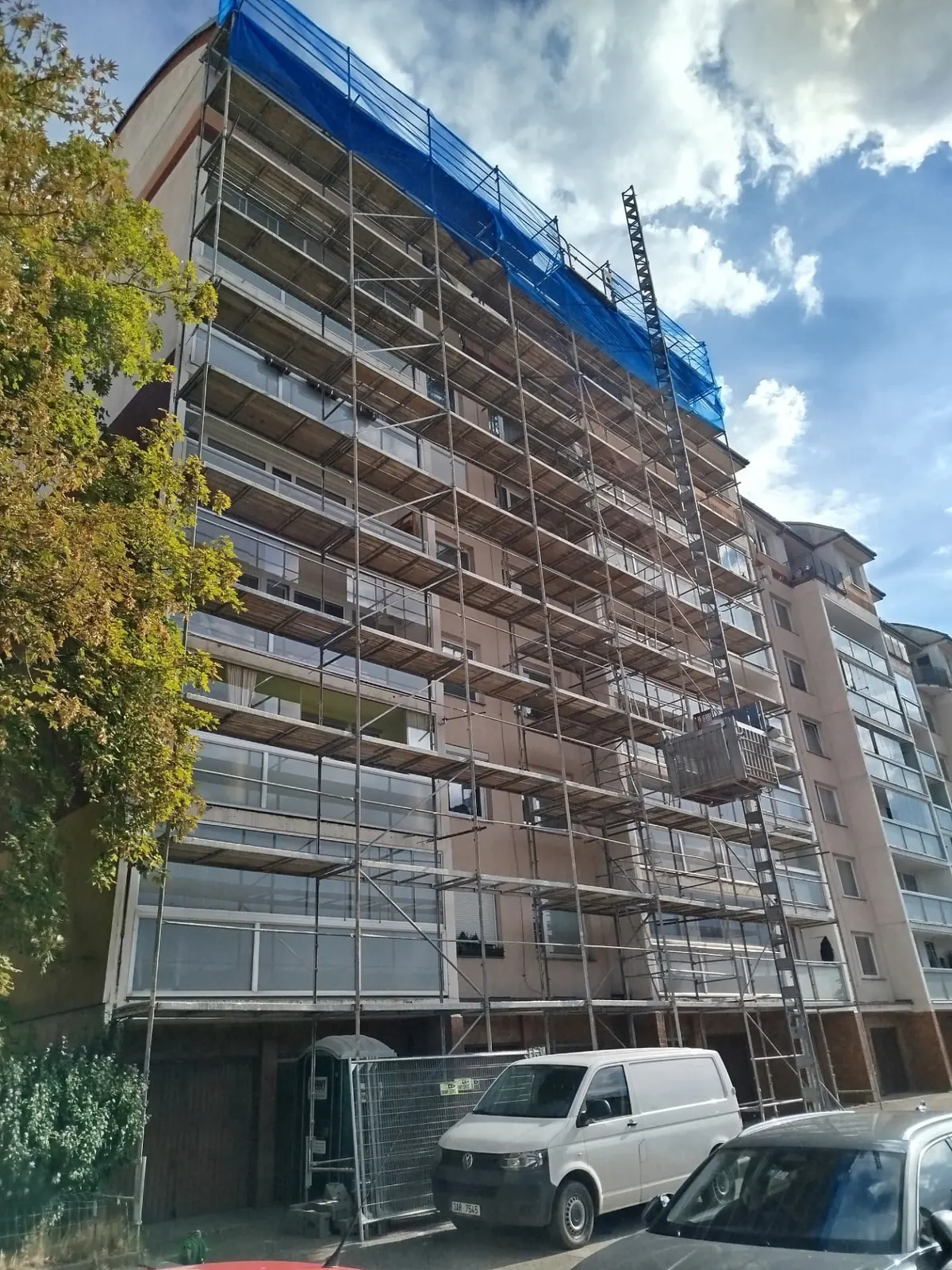 Fasádní lešení se stavebním výtahem v ulici U Štírky