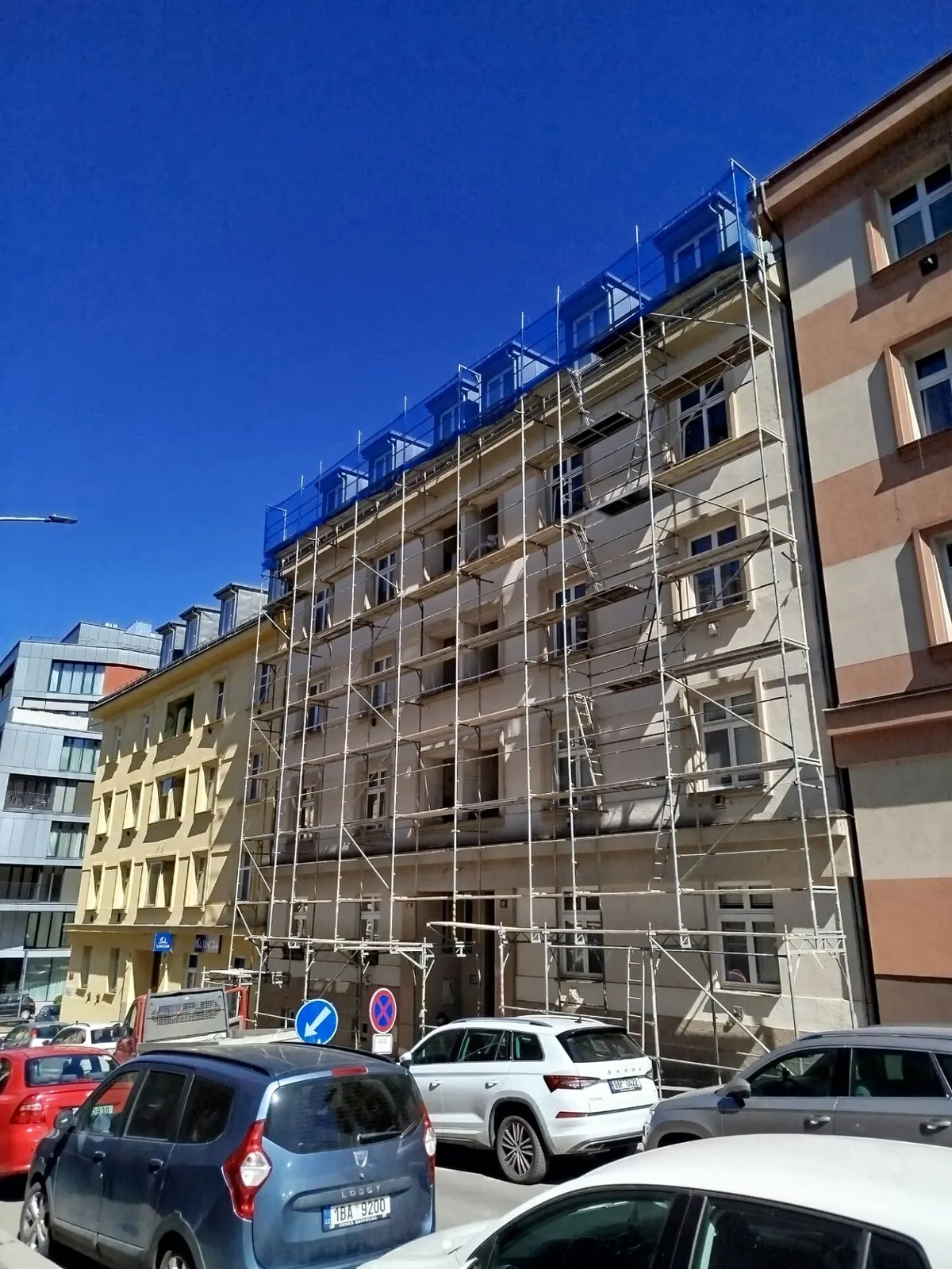 Fasádní lešení NeloSTAV na domě v Dačického ulici v Praze