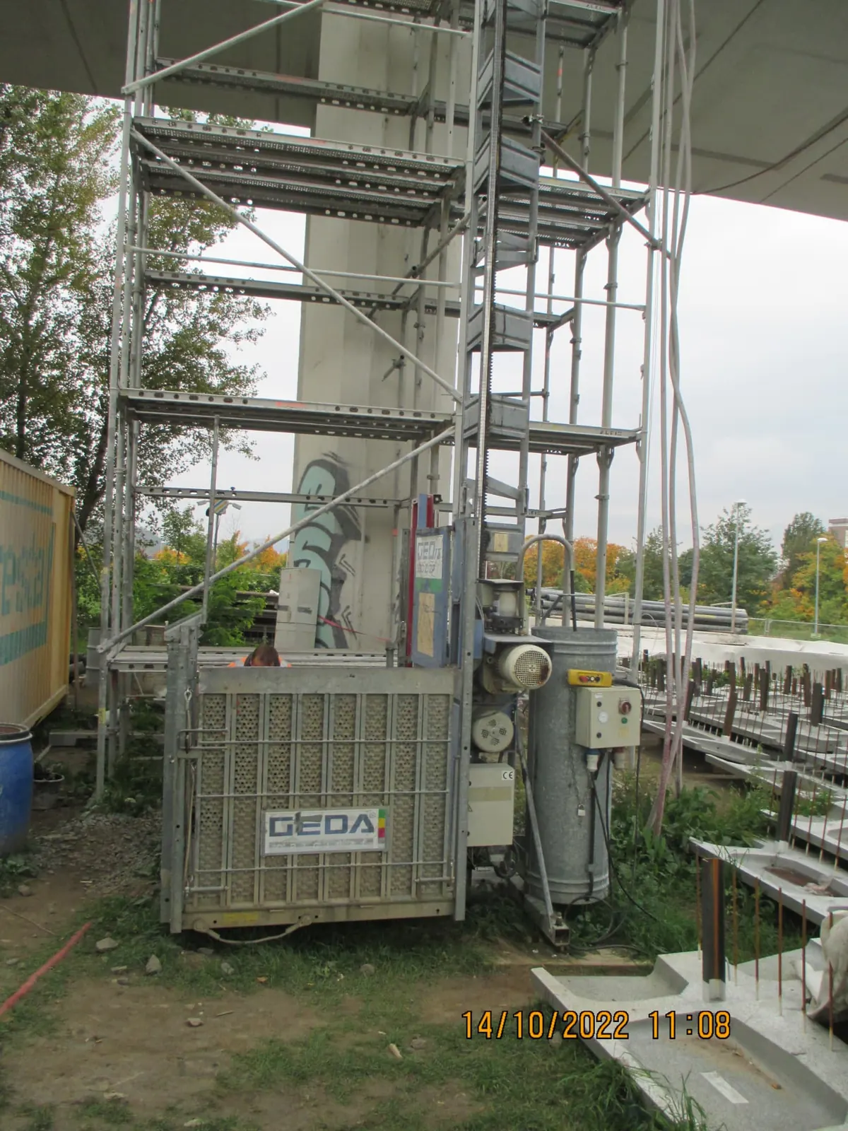 Stavební výtah GEDA u konstrukce tramvajové trati na Palmovce